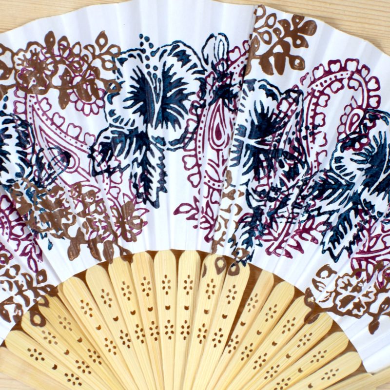 Handbedruckter Fächer in Blau, Beere und Braun, blumiges Muster