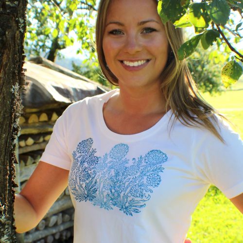 Weißes Trachten T-Shirt mit blauem Blumen Handdruck