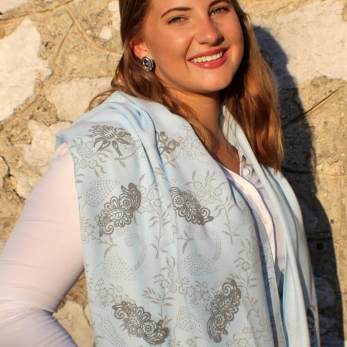 Trachtenaccessoire: Hellblaue Stola mit floralem, grauem Handdruck