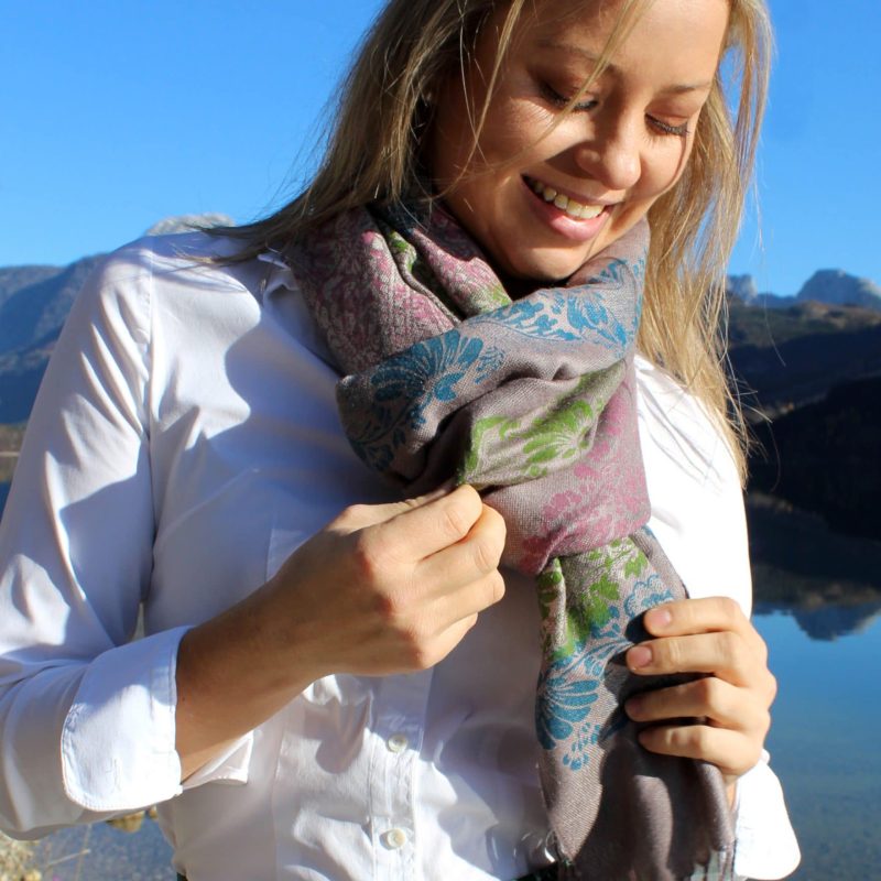 Zeitlose Trachtenmode aus der Trachtenhauptstadt Bad Aussee. Dirndl trägt grauen Pashmina Schal mit bunten handbedruckten Mustern