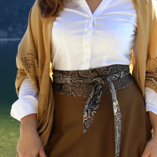 Elegante Seidenschärpe zu braunem Trachtenrock