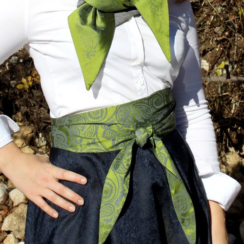 Trachtenmode aus Bad Aussee. Trachtenrock und handbedruckte Schärpe in Grün und Grau