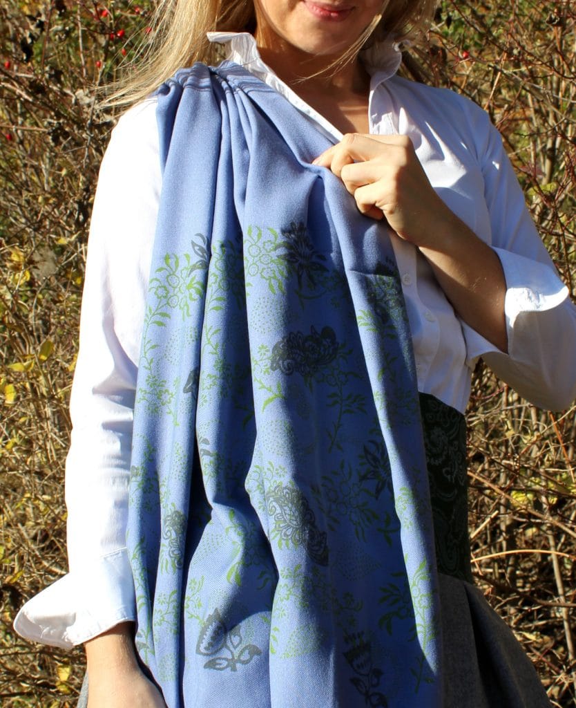 Handbedruckte Stola in Flieder passend zum grauen Trachtenrock. Elegante Trachtenmode für Damen