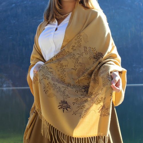 Handbedrucktes Trachtentuch in Ockergelb