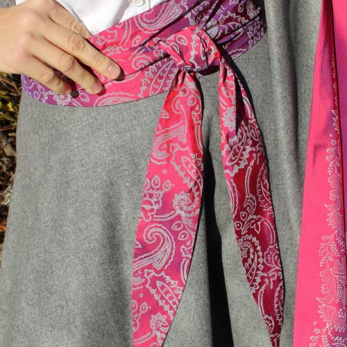 Leuchtend kräftige Seidenschärpe zu grauem Trachtenrock