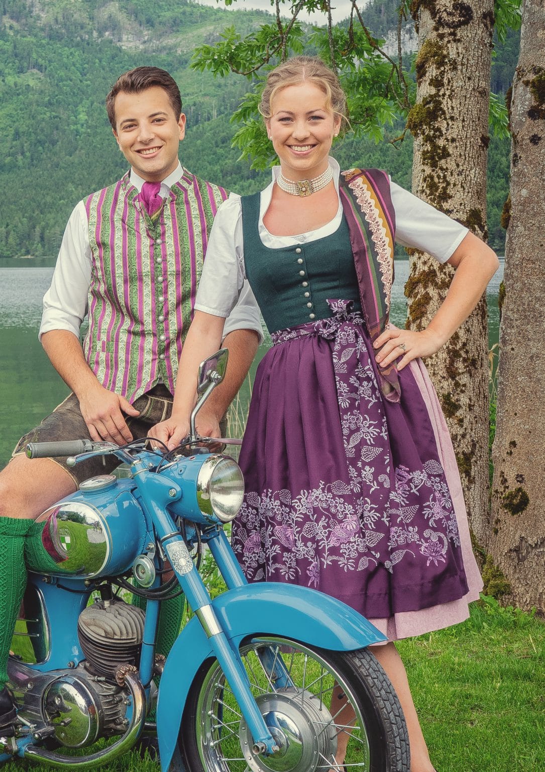 Einfärbige Seidenschürze mit Blumenhandruck Weiß, Lila